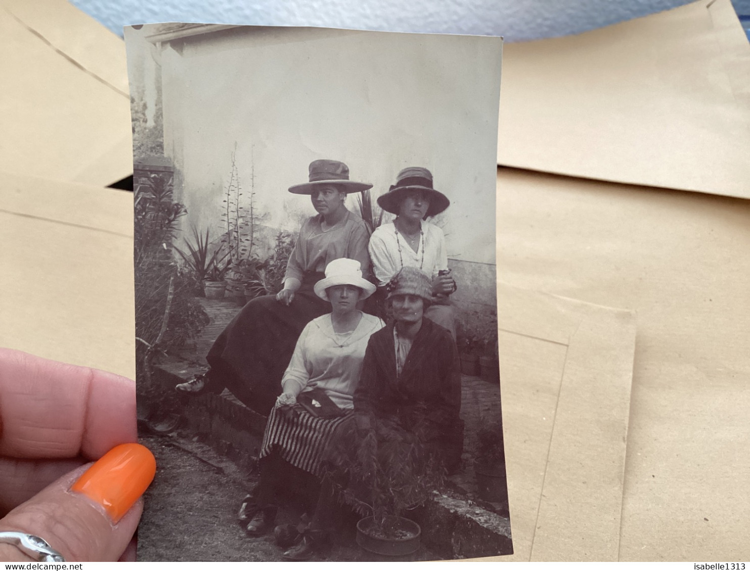 Photo Snapshot 1900 BOURDON-LANCY Femme, Assise Devant Leur Maison, Avec Des Chapeaux - Anonieme Personen