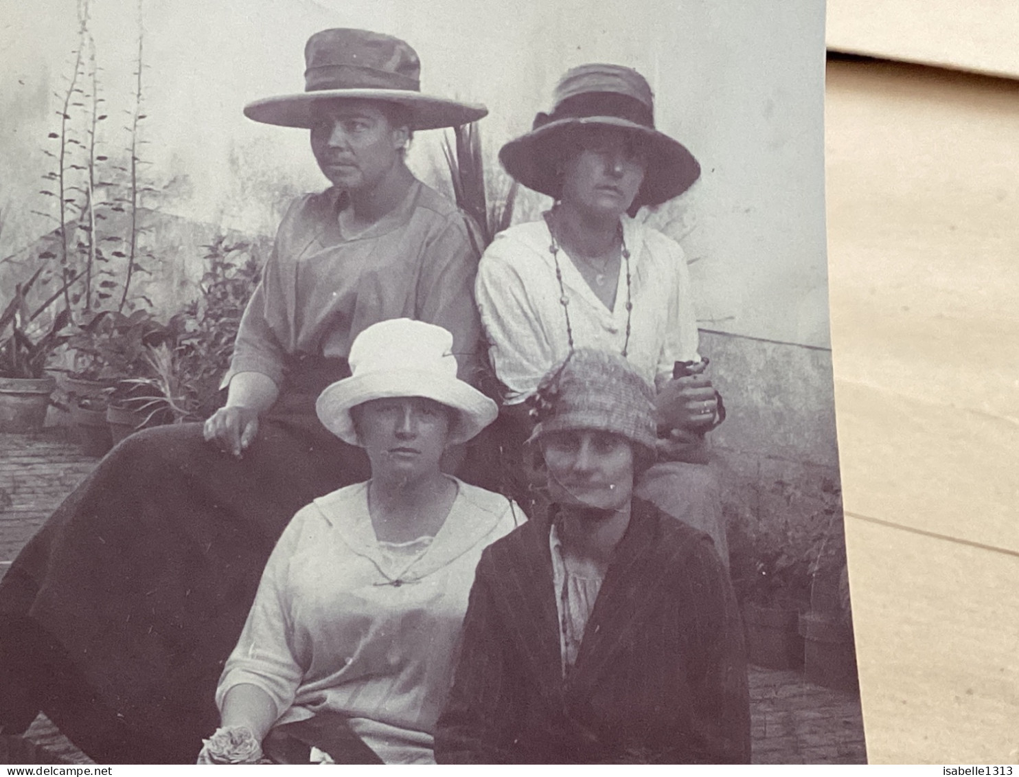 Photo Snapshot 1900 BOURDON-LANCY Femme, Assise Devant Leur Maison, Avec Des Chapeaux - Anonieme Personen