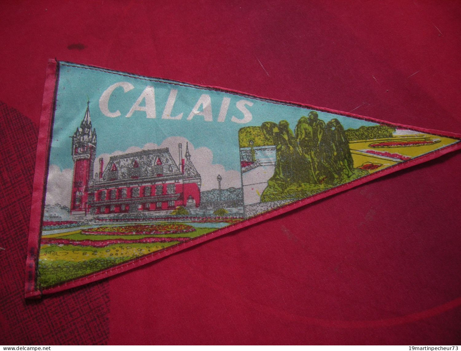 Ancien Drapeau Fanion Touristique Velo Scooter Vespa Voiture Caravane Souvenir De Calais Bon Etat - Escudos En Tela