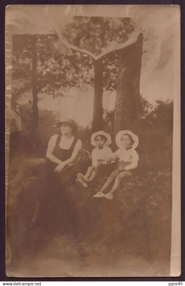 Carte-photo " Femme Et 2 Enfants Assis Dans L'herbe " - Fotografie