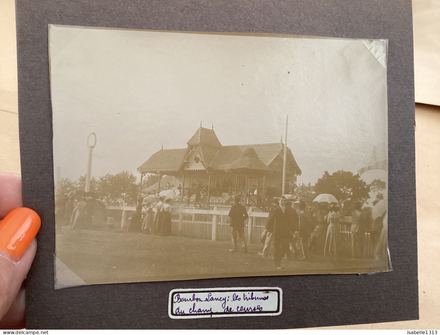 Photo Snapshot 1900 BOURDON-LANCY Le Champ De Course, Les Tribunes Femme Avec Ombrelle Maison - Personas Anónimos