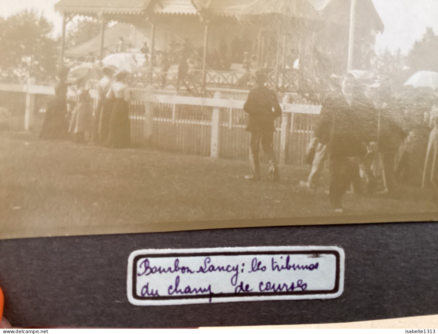 Photo Snapshot 1900 BOURDON-LANCY Le Champ De Course, Les Tribunes Femme Avec Ombrelle Maison - Personas Anónimos