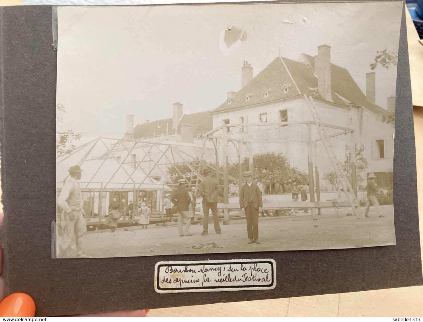 Photo Snapshot 1900 BOURDON-LANCY Sur La Place Des Capucines, La Veille Du Spectacle échelle Homme Qui Monte Chapiteau - Personnes Anonymes