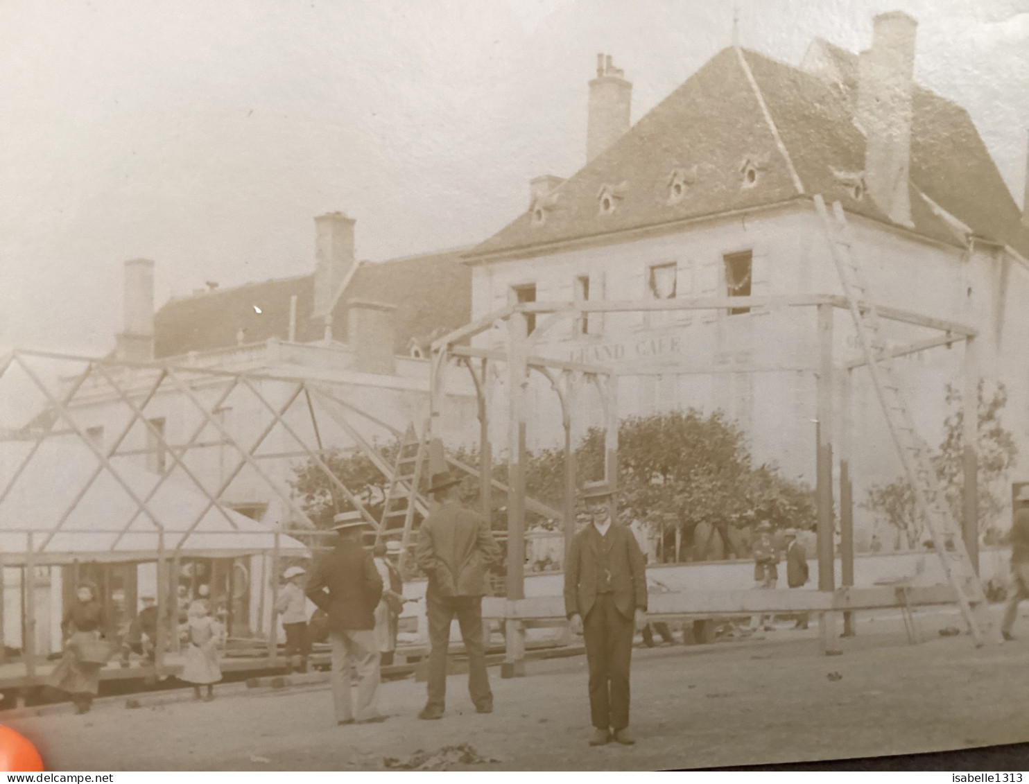 Photo Snapshot 1900 BOURDON-LANCY Sur La Place Des Capucines, La Veille Du Spectacle échelle Homme Qui Monte Chapiteau - Personnes Anonymes