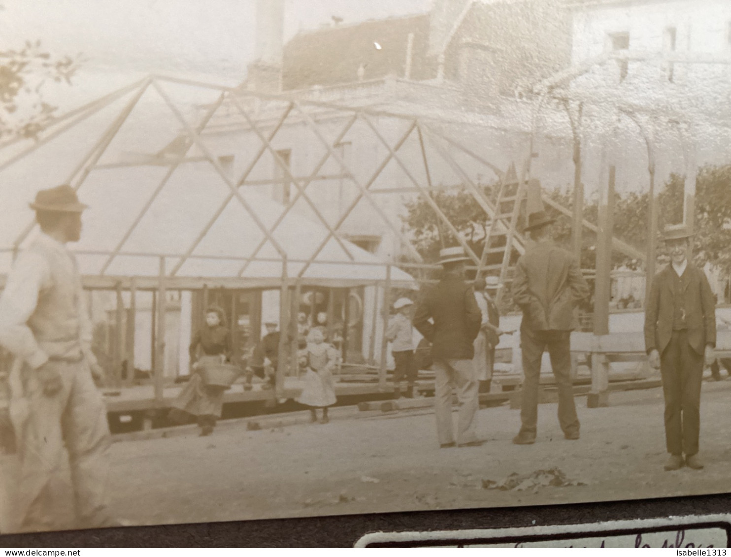 Photo Snapshot 1900 BOURDON-LANCY Sur La Place Des Capucines, La Veille Du Spectacle échelle Homme Qui Monte Chapiteau - Personnes Anonymes