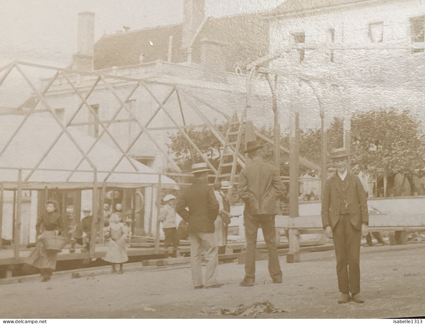 Photo Snapshot 1900 BOURDON-LANCY Sur La Place Des Capucines, La Veille Du Spectacle échelle Homme Qui Monte Chapiteau - Personnes Anonymes