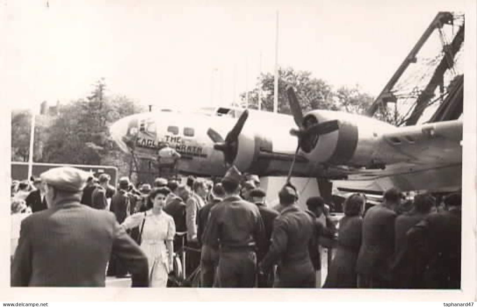 2) Exposition US Air Force - Paris Tour Eiffel . Sept.1945. B-17 "The Eagles Wrath". Belle Animation .(Carte Photo). - 1939-1945: II Guerra