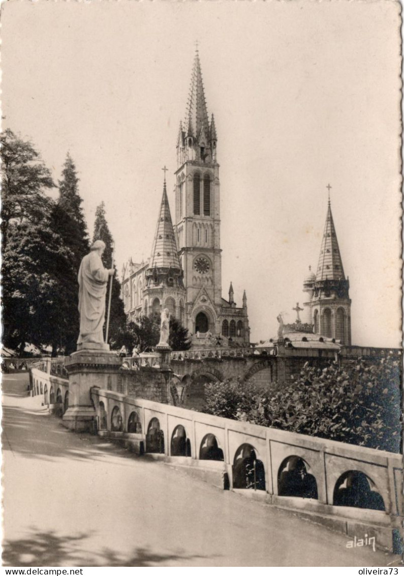 LOURDES - La Basilique - Lourdes