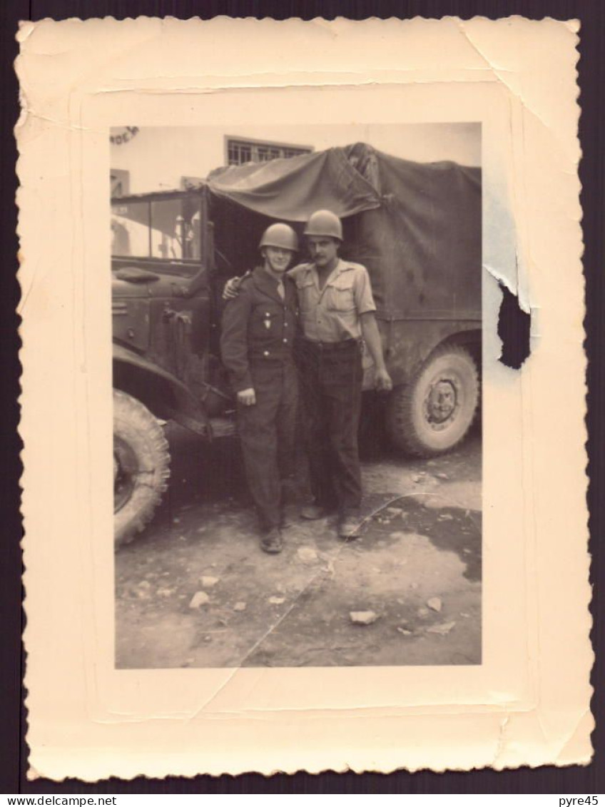 Photo ( 11 X 8 Cm ) " Soldats Qui Portent Un Casque, Devant Un Camion " ( Trou ) - Guerre, Militaire