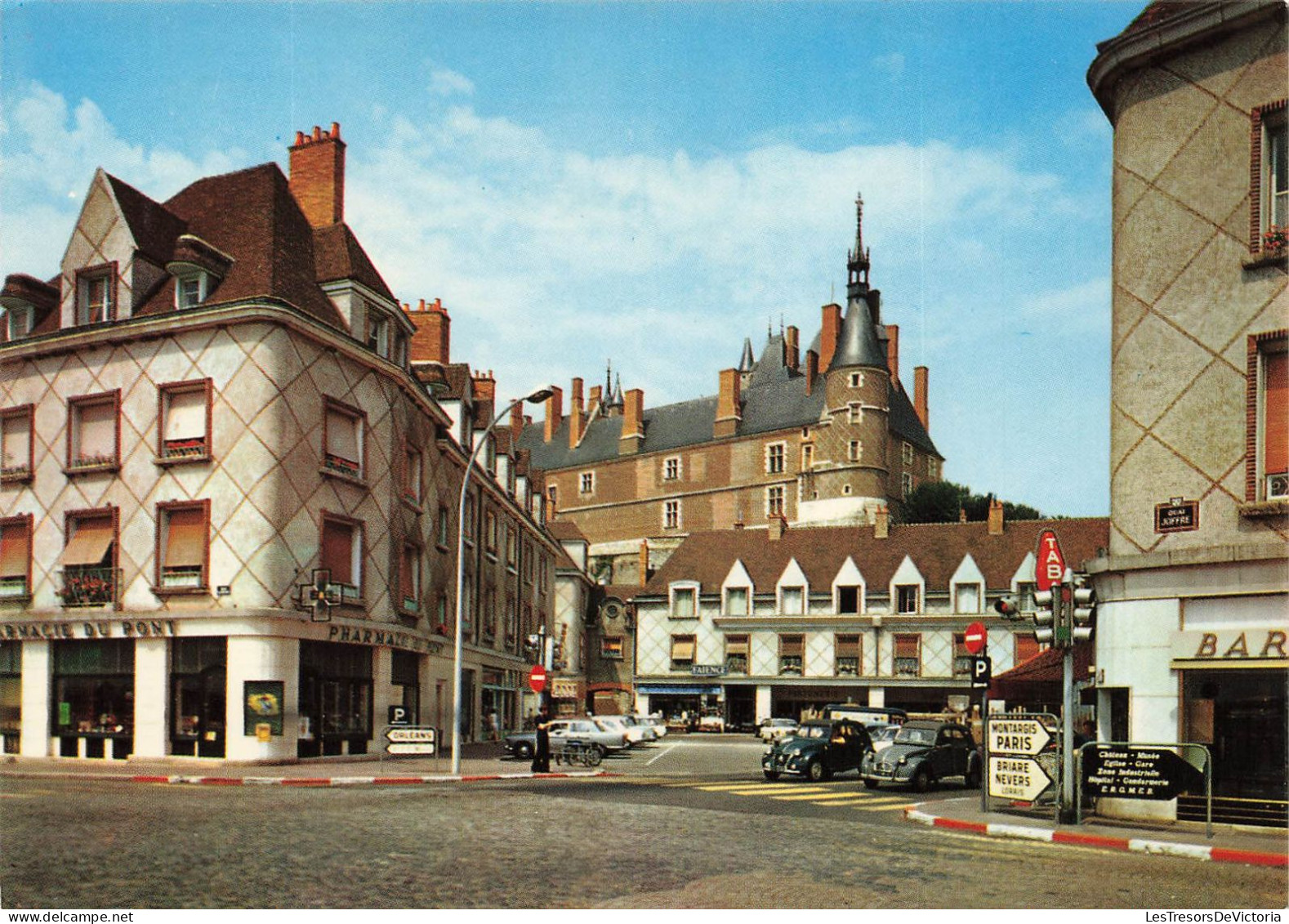 FRANCE - Gien - Place Maréchal Leclerc - Carte Postale - Gien