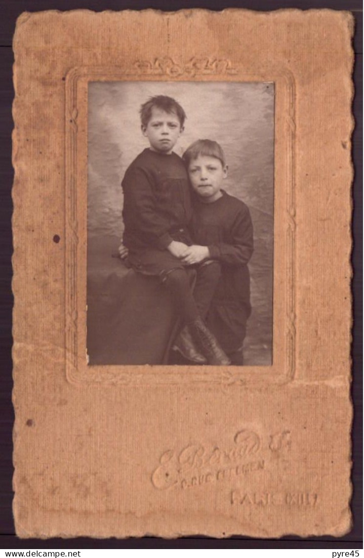 Photo Sur Carton ( 11 X 7 Cm ) " 2 Enfants Enlacés " Photographe Bénard, Paris - Alte (vor 1900)