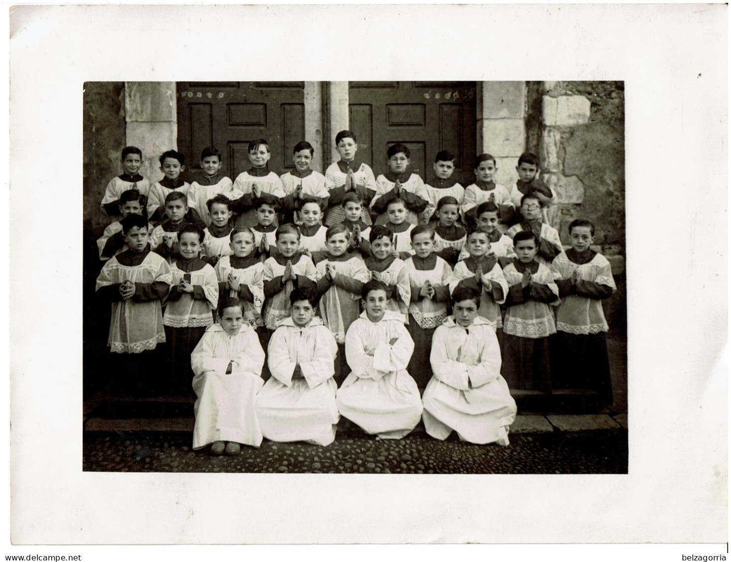 PHOTOGRAPHIE ORIGINALE  -    "  GROUPE De COMMUNIANTS Sur Le PARVIS De L' EGLISE à IDENTIFIER  "  -  VOIR SCANS - Te Identificeren