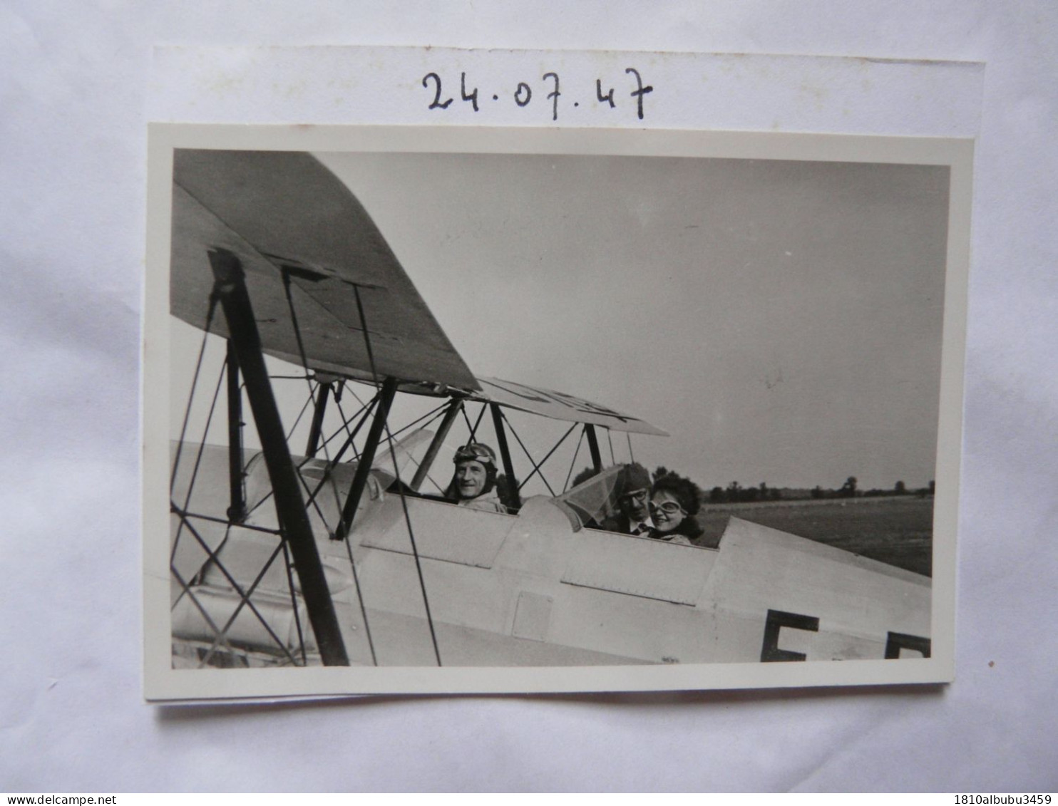 PHOTO ANCIENNE (9,5 X 6,5 Cm) Sur Support Cartonné - AVION - Scène Animée 1947 - Aviación