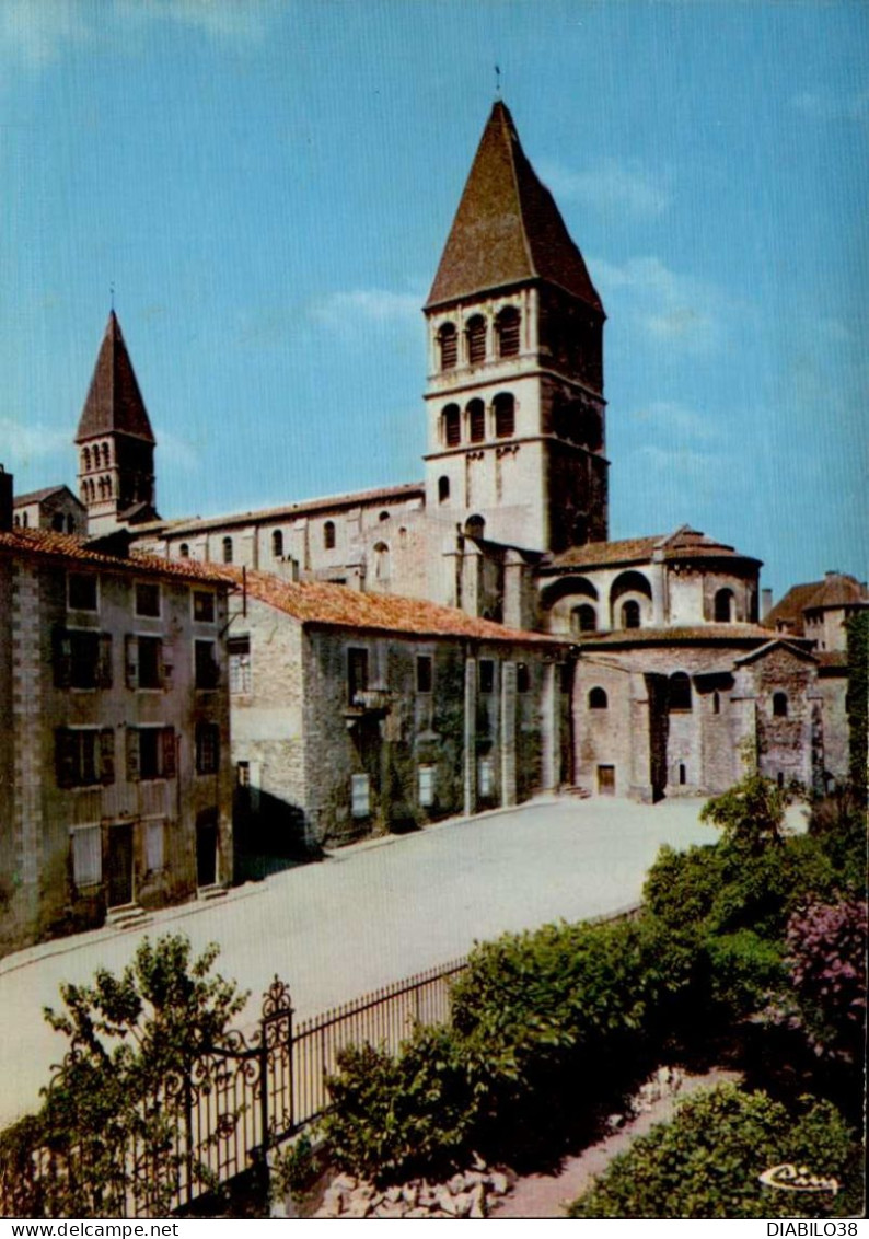 TOURNUS   ( SAONE ET LOIRE )     EGLISESAINT-PHILIBERT _ VUE DU DUD-EST . ABSIDE ET CLOCHERS - Autres & Non Classés