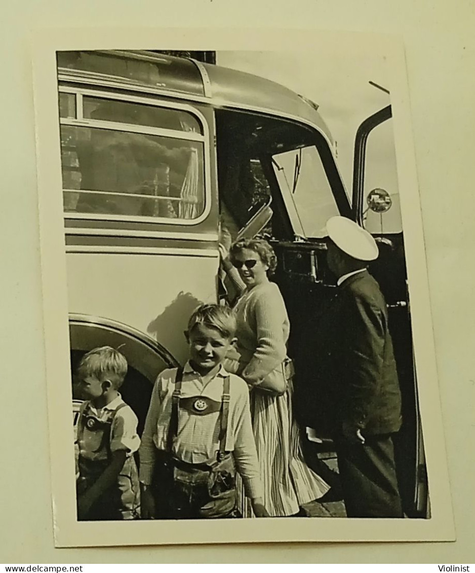 Two Boys And A Woman Enter The Bus - Anonyme Personen