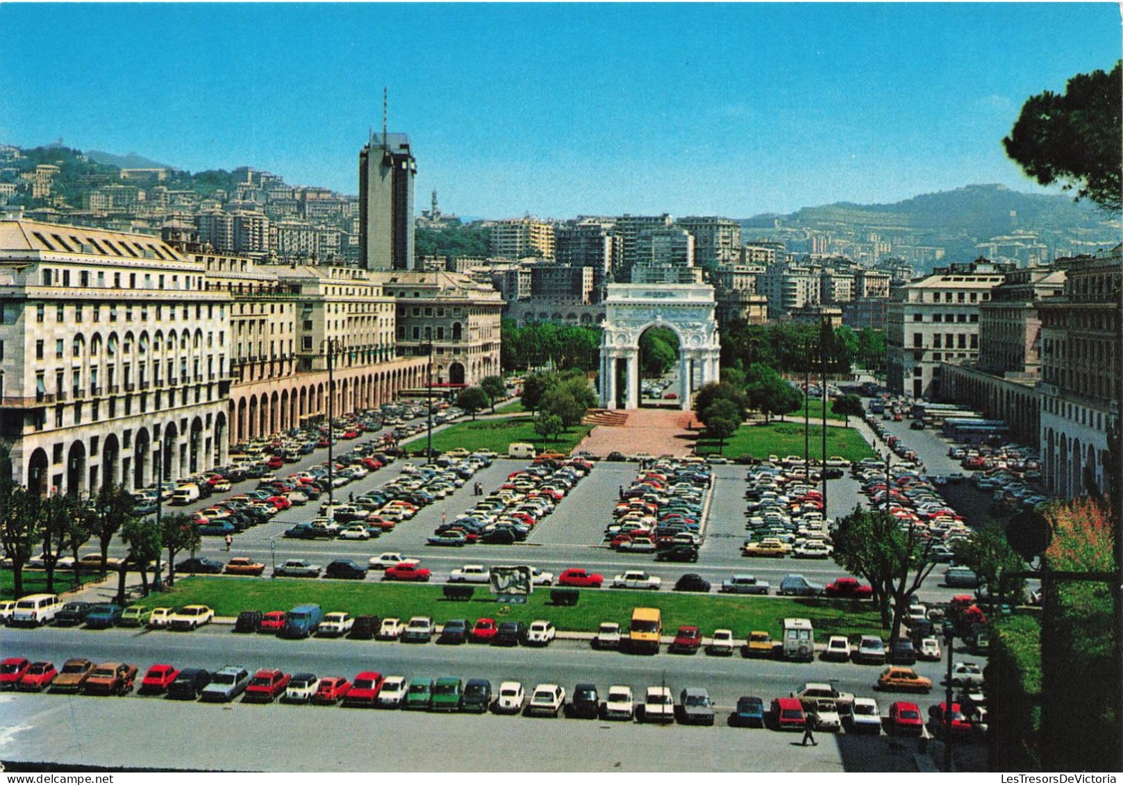 ITALIE - Genova - Place De La Vittorio Et Monument Aux Morts - Carte Postale - Genova (Genoa)
