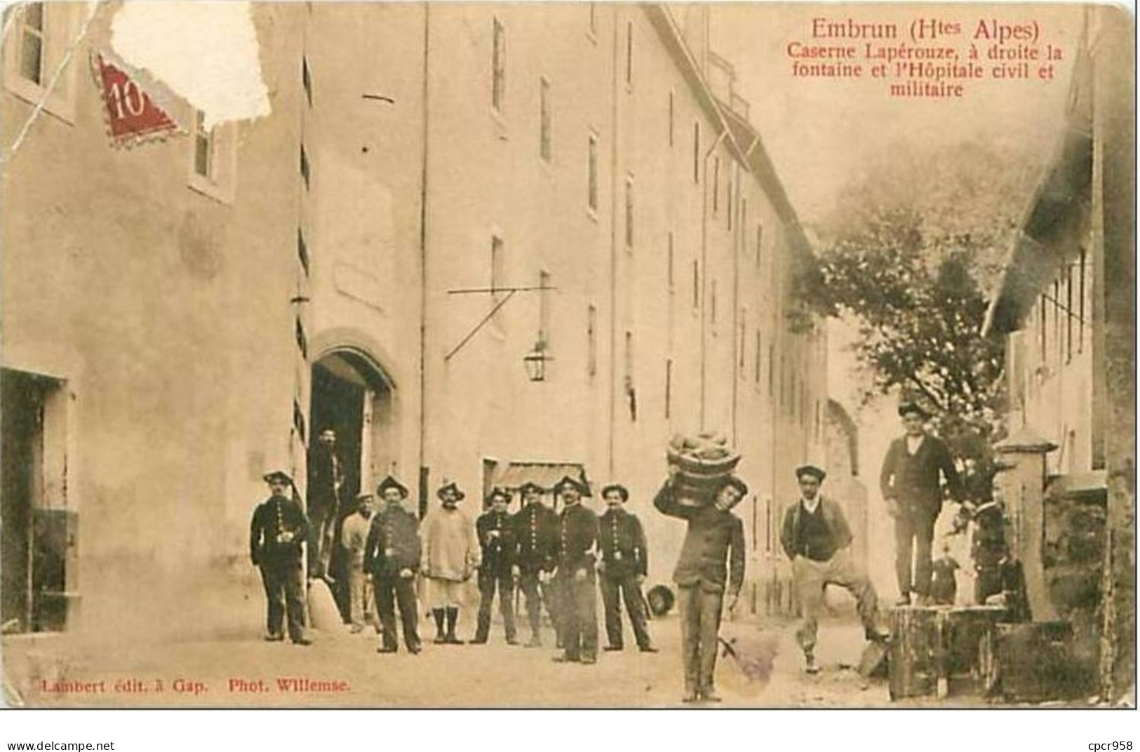 05.EMBRUN.CASERNE LAPEROUZE A DROITE LA FONTAINE ET L'HOPITAL CIVIL ET MILITAIRE.VOIR ETAT - Embrun