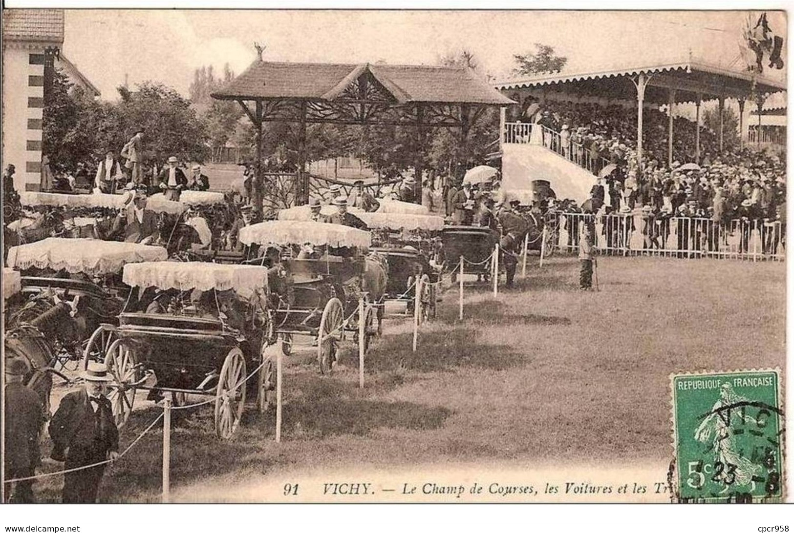 03.VICHY.LE CHAMP DE COURSES, LES VOITURES ET LES .......... - Vichy