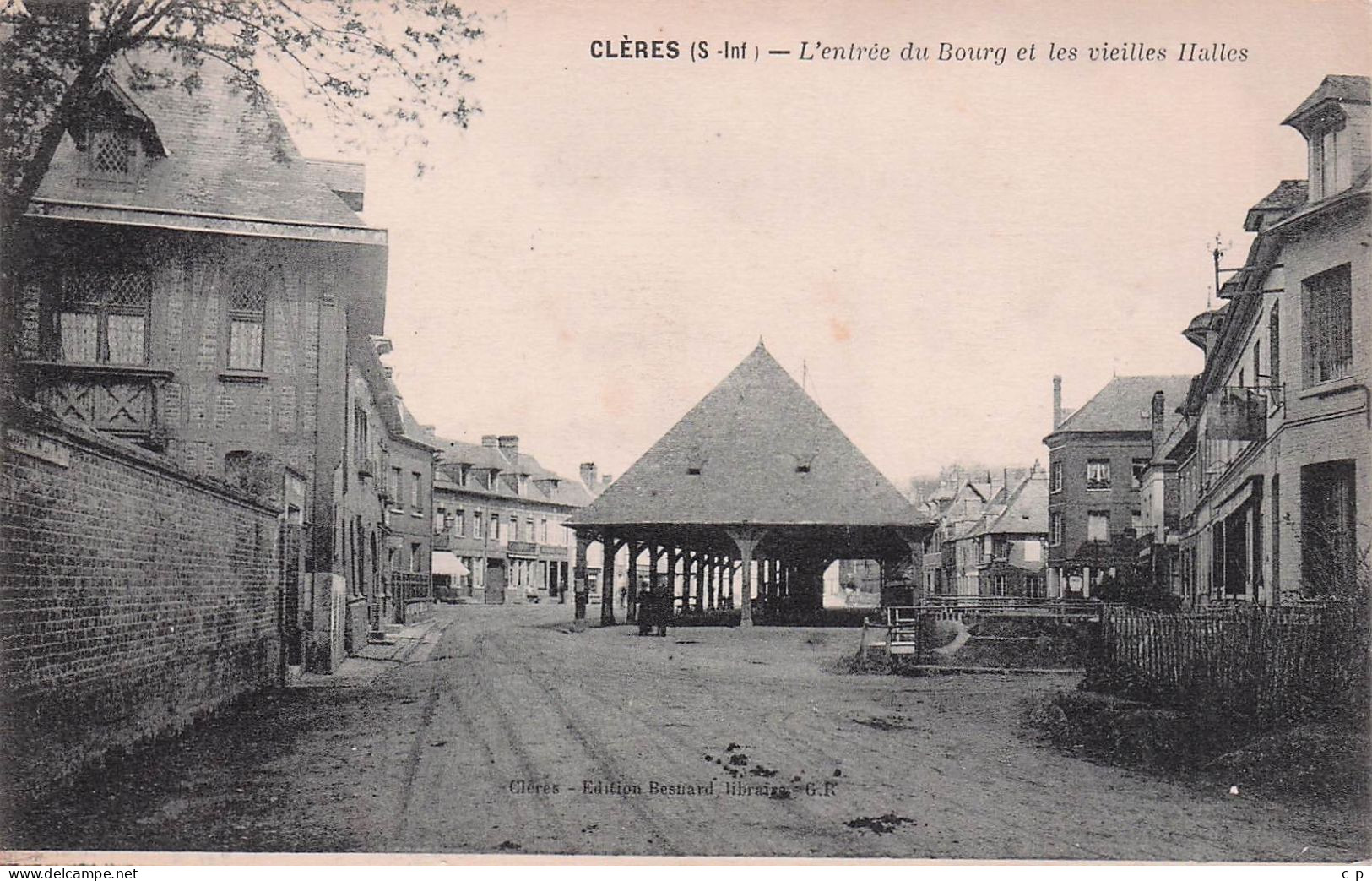 Cleres - L'Entree Du Bourg Et Les Vieilles Halles  - CPA °J - Clères