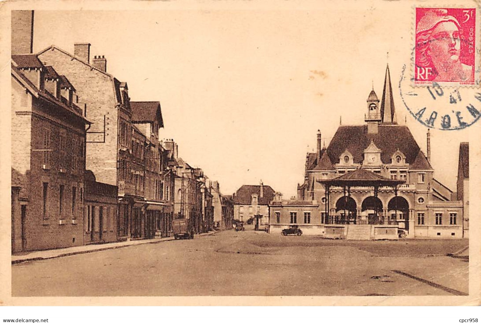 08 .n°108180 . Attigny . Place De L Hotel De Ville .en L Etat . - Attigny