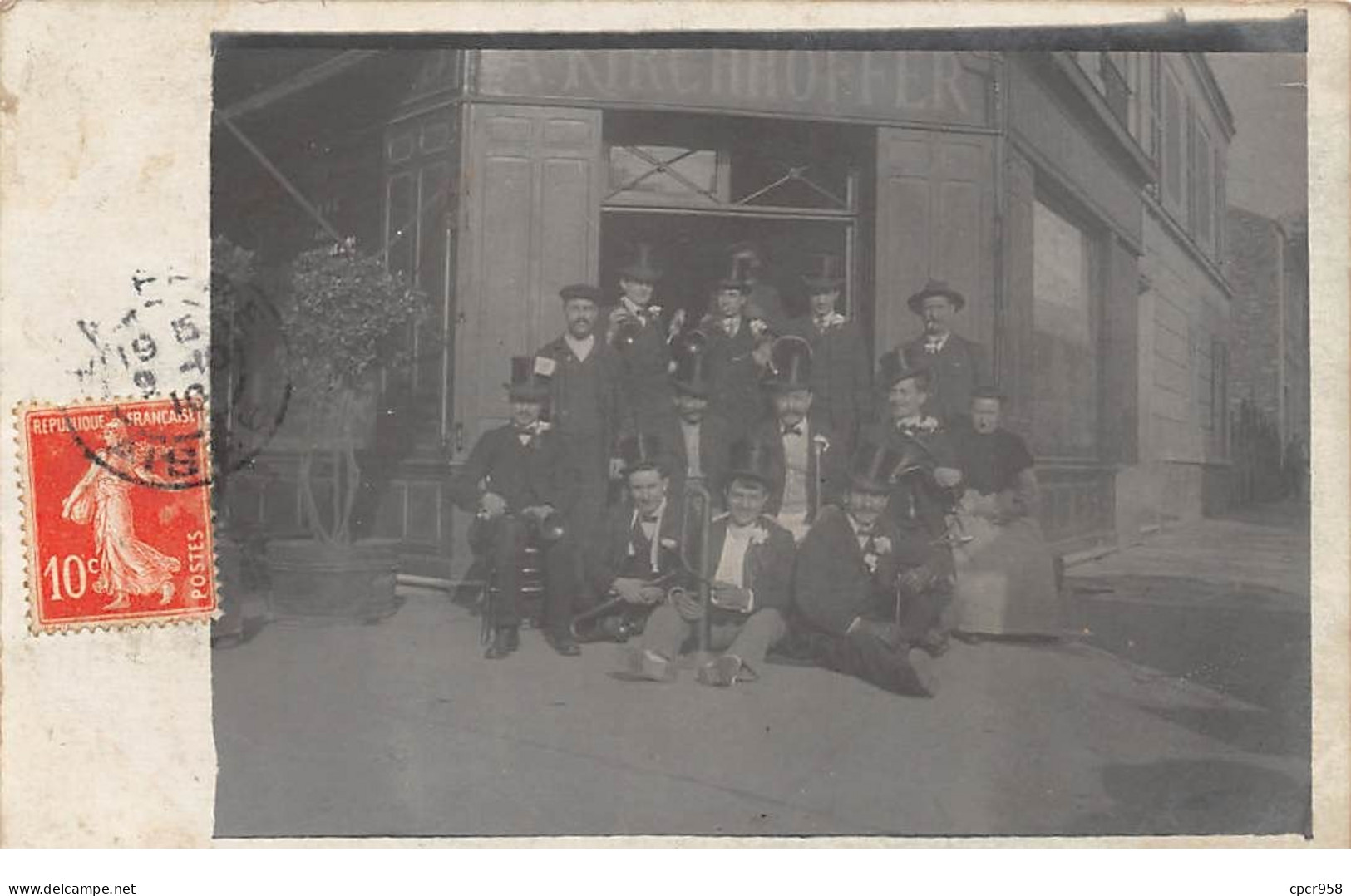 02 - N°75724 - LA FERE - Lot De 2 Cartes Photos - Hommes Et Femmes Devant Un Cafe - Fere En Tardenois