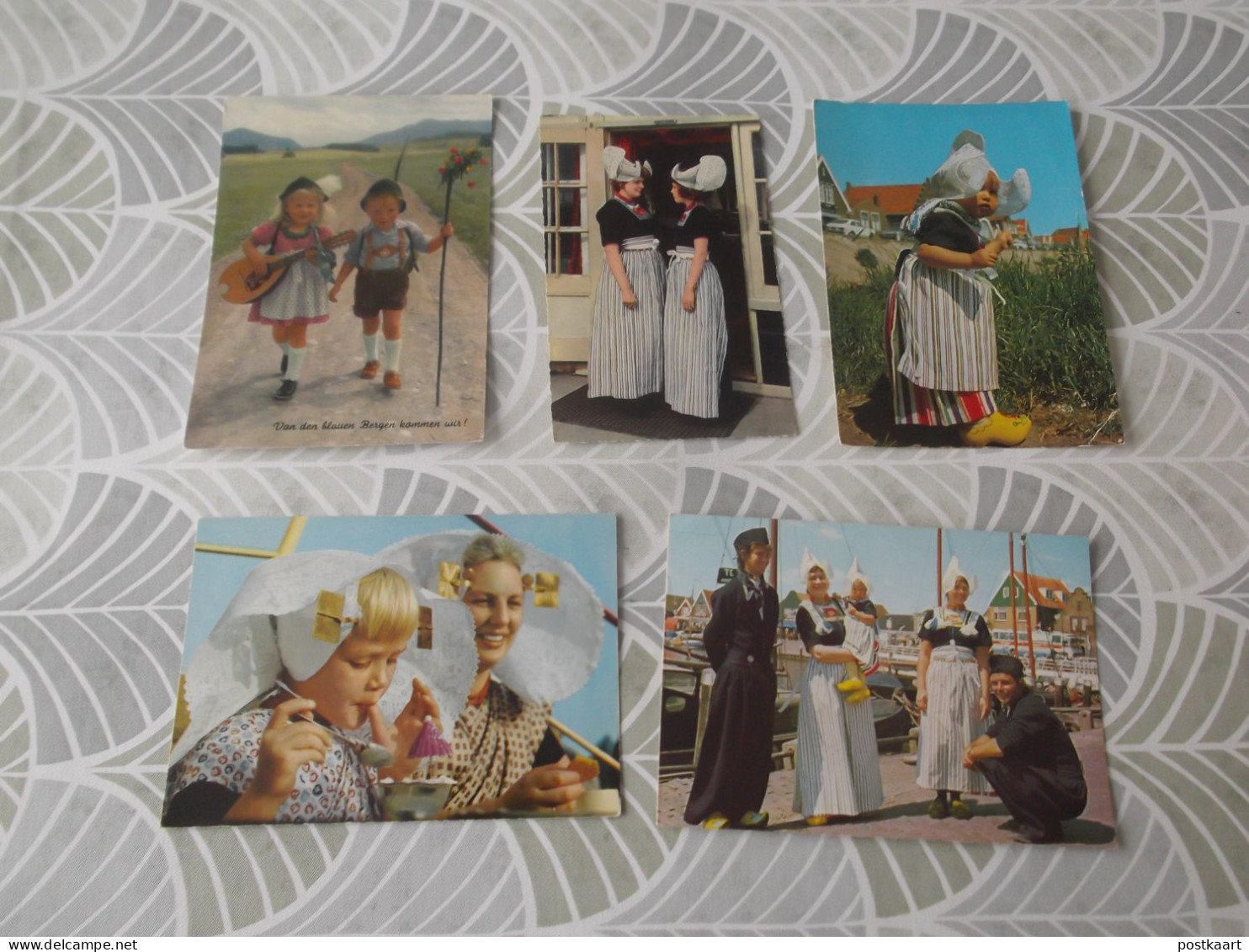 LOT van 93 postkaarten THEMA - FOLKLORE - KLEDERDRACHT