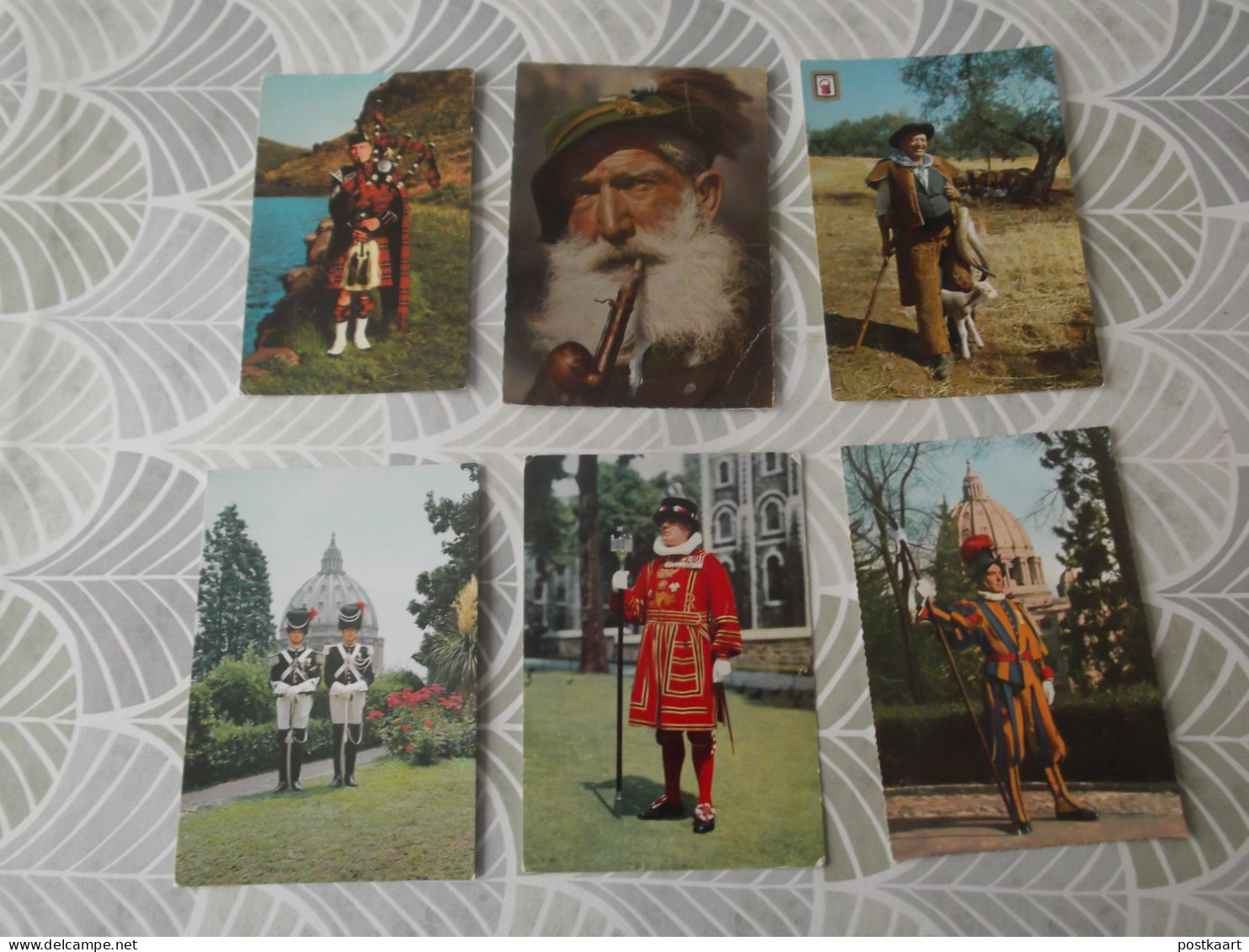 LOT van 93 postkaarten THEMA - FOLKLORE - KLEDERDRACHT