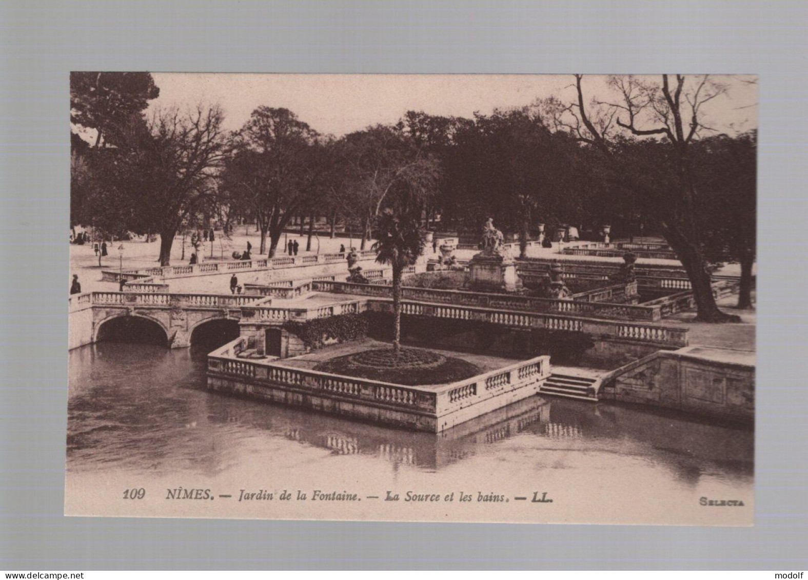 CPA - 30 - N°109 - Nimes - Jardin De La Fontaine - La Source Et Les Bains - Non Circulée - Nîmes