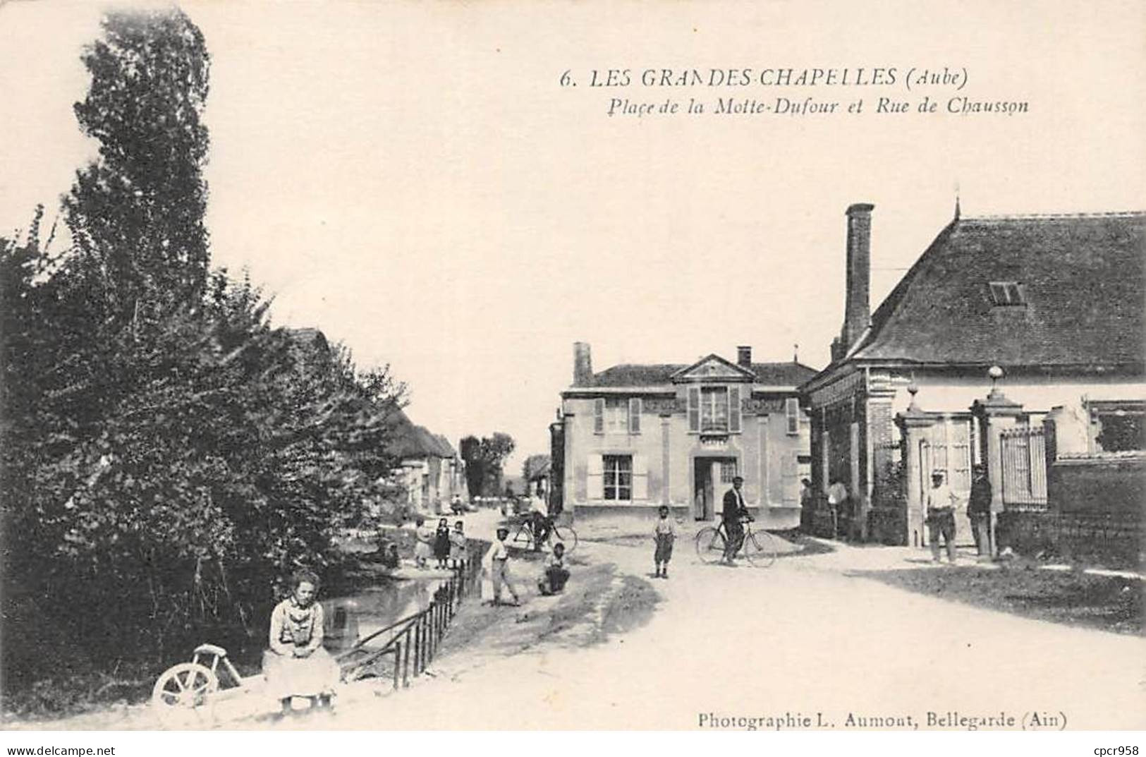 10 - LES GRANDES CHAPELLES - SAN58159 - Place De La Motte Dufour Et Rue De Chausson - Otros & Sin Clasificación