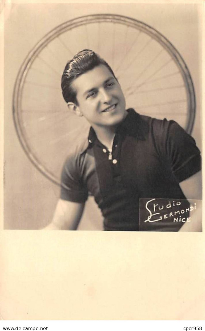 06 - N°83251 - NICE - Studio Germondi - Homme Devant Une Roue De Vélo - Cyclisme - Carte Photo - Altri & Non Classificati