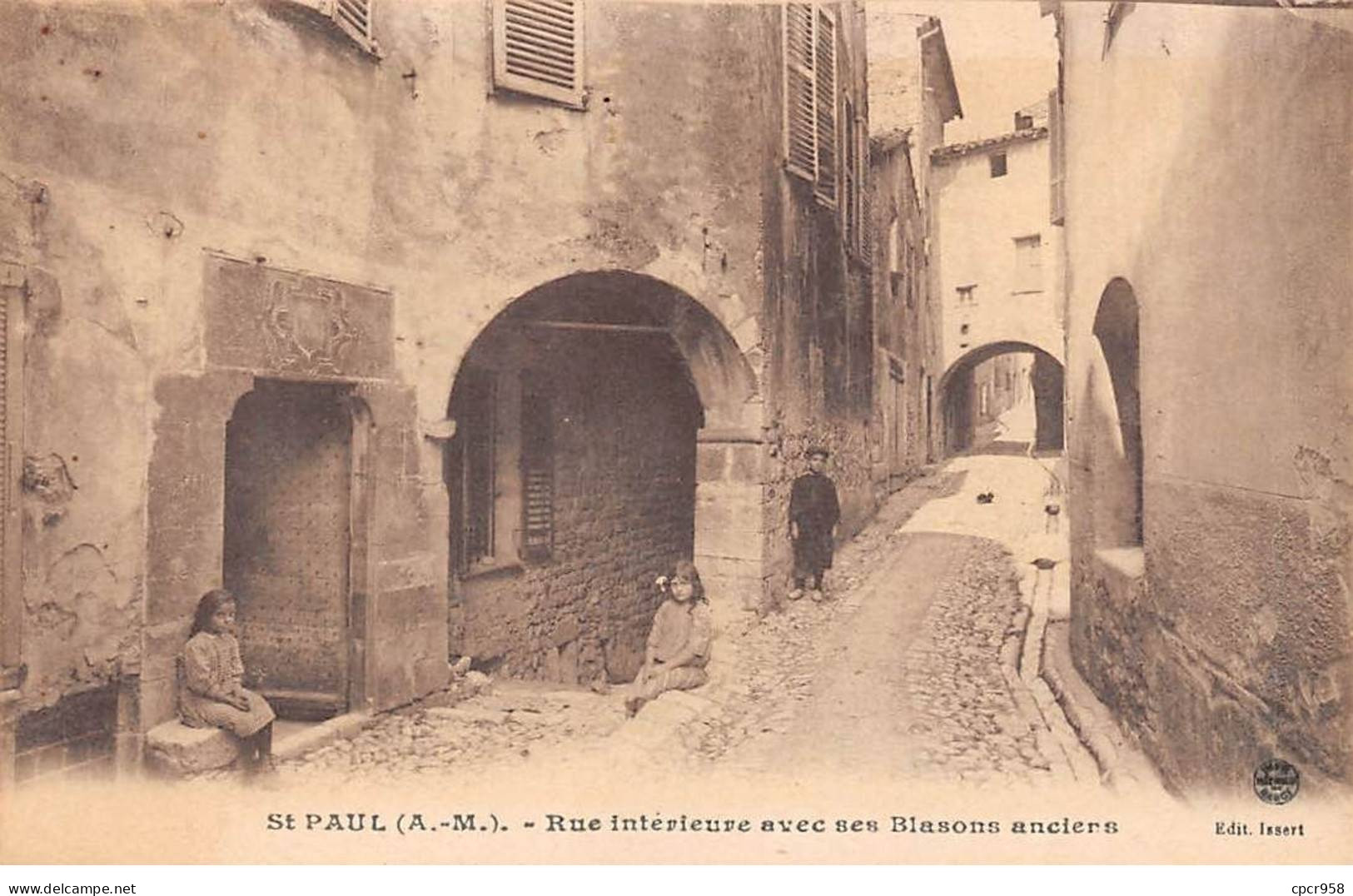 06 - ST PAUL - SAN56664 - Rue Intérieure Avec Ses Blasons Anciens - Saint-Paul