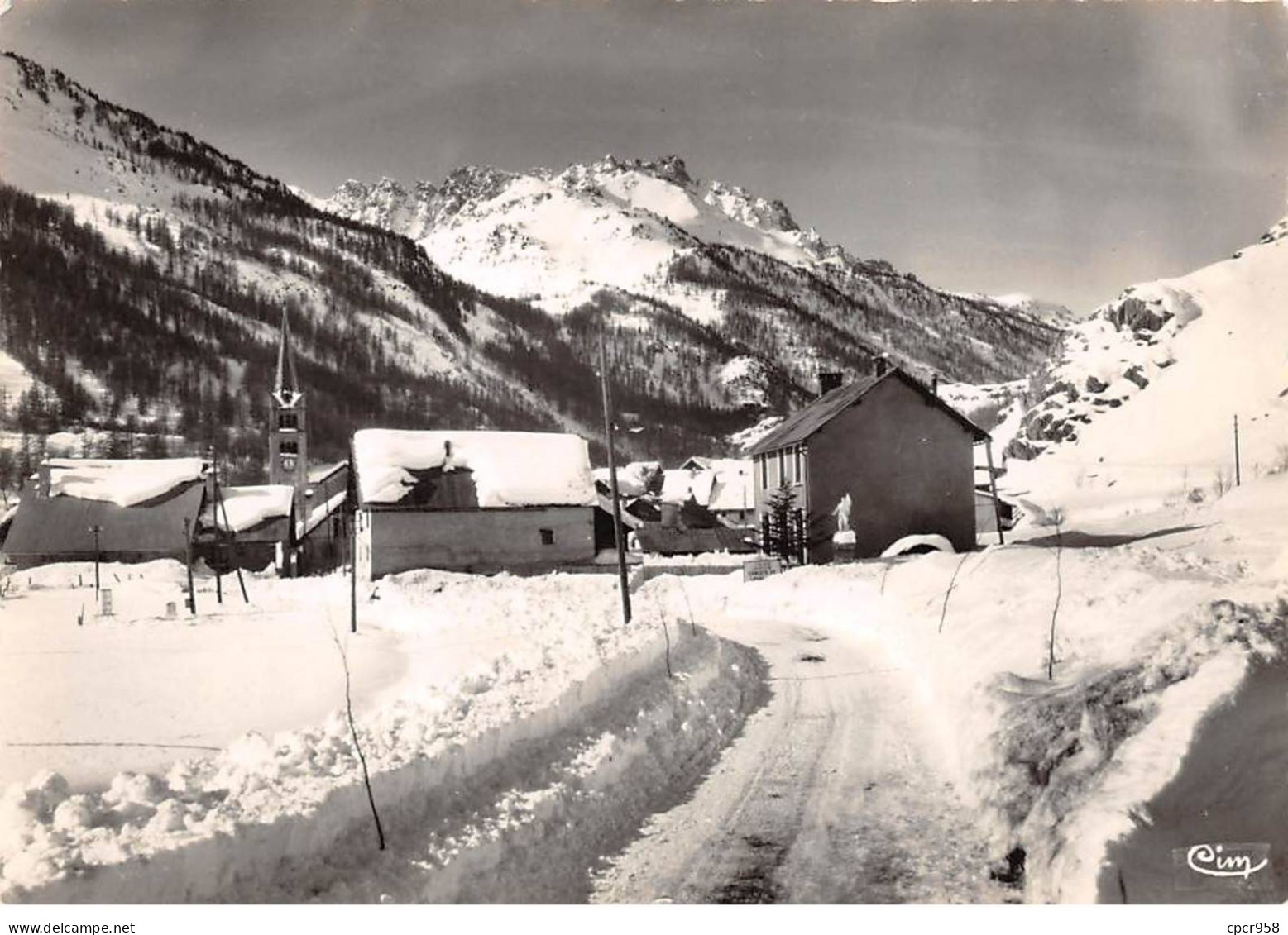 05 . N° Kri10042. Nevache .l'entrée Du Village. N° 512 . .edition Combier . Cpsm 10X15 Cm . - Andere & Zonder Classificatie