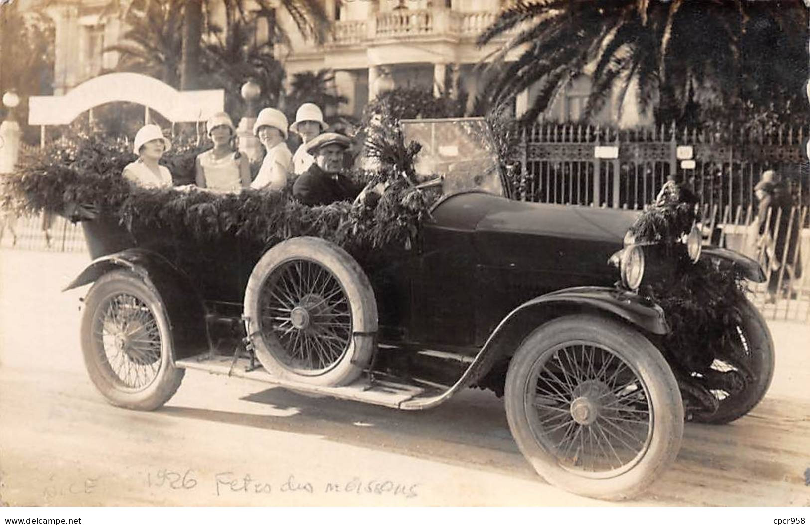 06 - N°86971 - NICE - Fête Des Moissons - Femmes Dans Une Voiture Fleurie - Carte Photo - Markten, Feesten