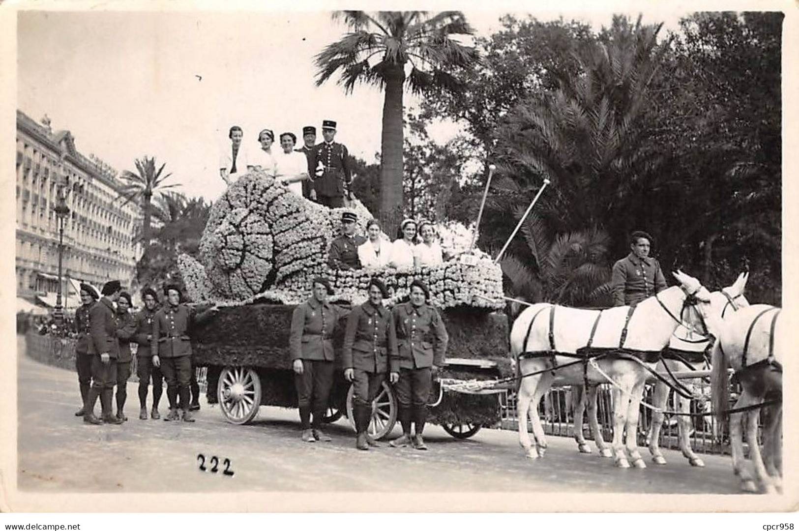 06 - N°86967 - NICE - Femmes Et Hommes En Tenue Militaire Sur Un Char Fleuri - Carte Photo - Carnaval