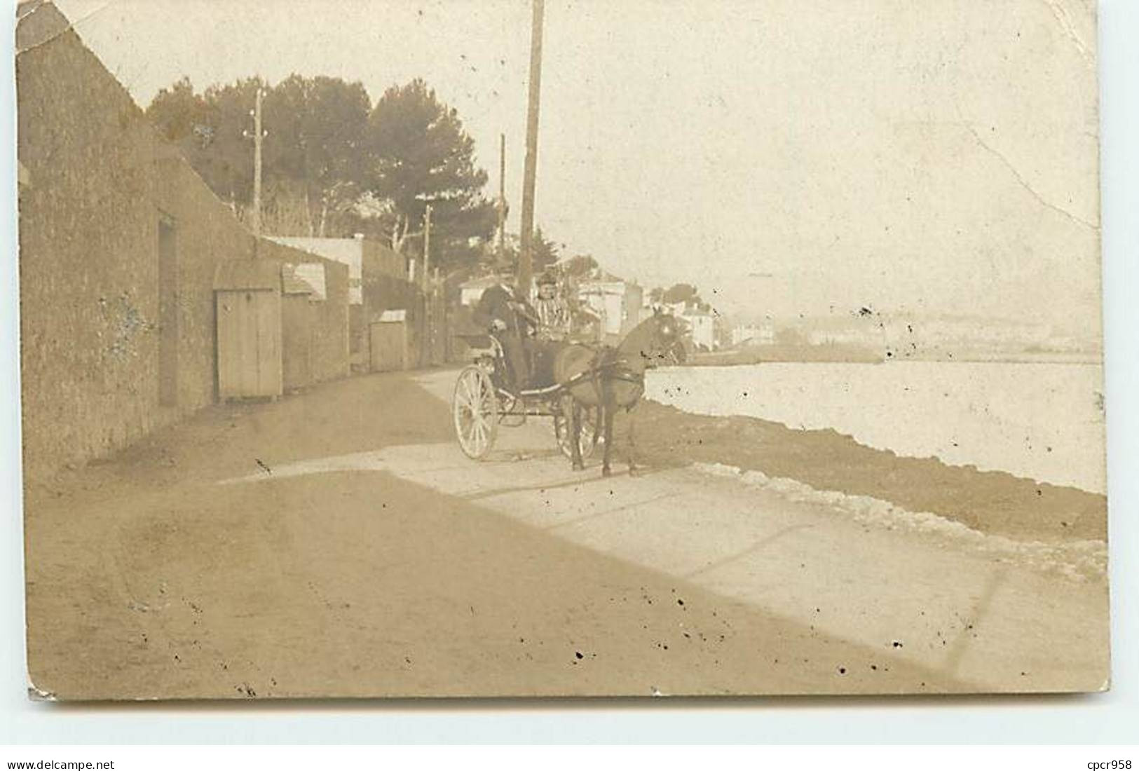 06 - N°88379 - ANTIBES - Un Couple Dans Une Calèche Au Bord De Mer - Carte Photo - Autres & Non Classés