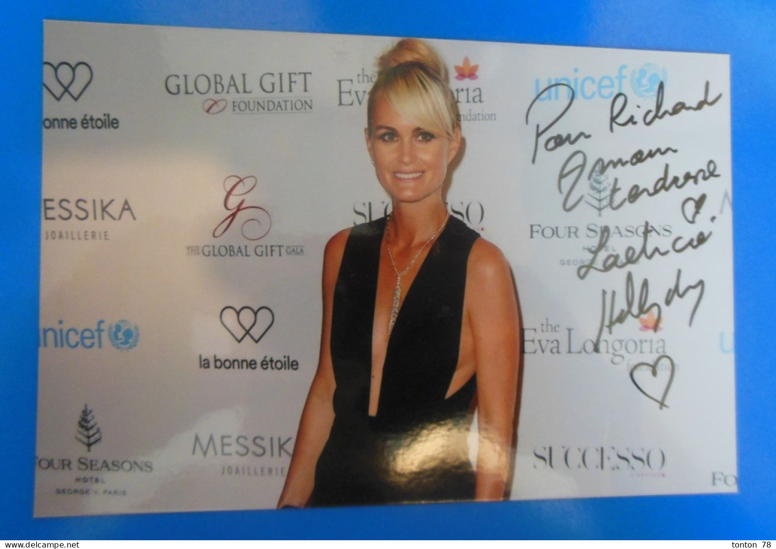 AUTOGRAPHE DE LAETICIA HALLYDAY SUR PHOTO - Télévision & Internet