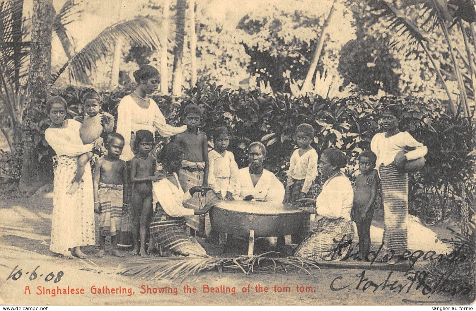 CPA CEYLON / A SINGHALESE GATHERING / SHOWING THE BEATING OF THE TOM TOM - Sri Lanka (Ceylon)