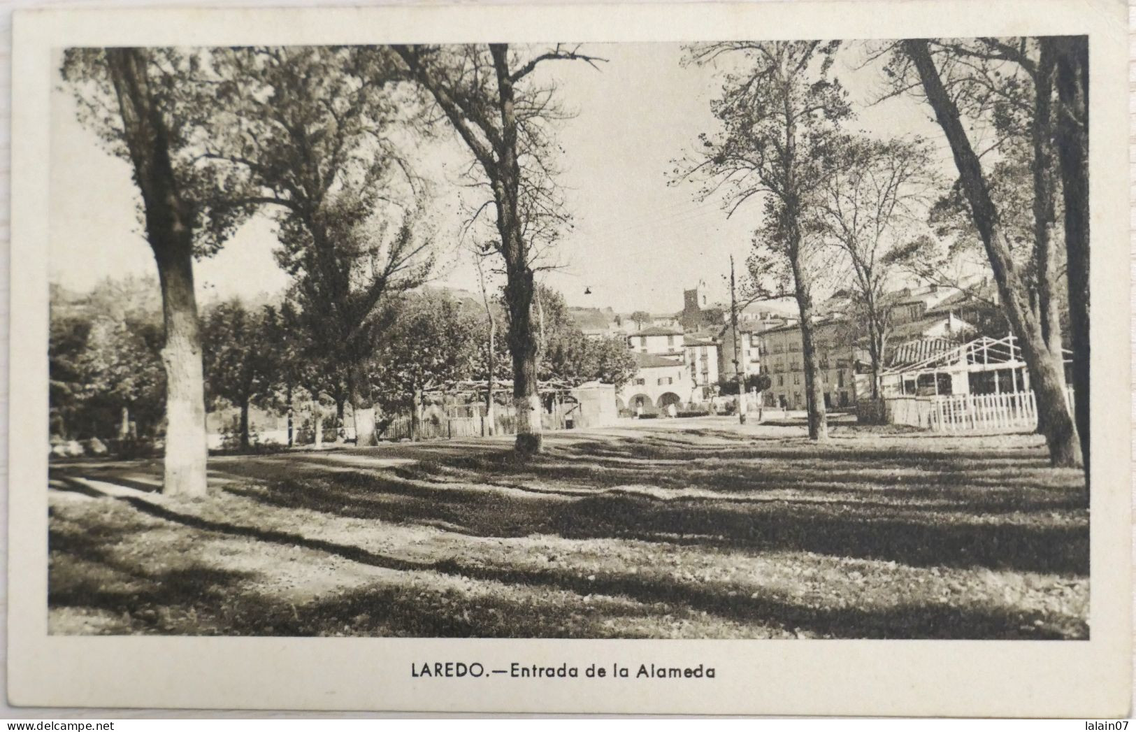 C. P. A. : Espagne : Cantabrie : LAREDO : Entrada De La Alameda, Timbre En 1963 - Cantabria (Santander)