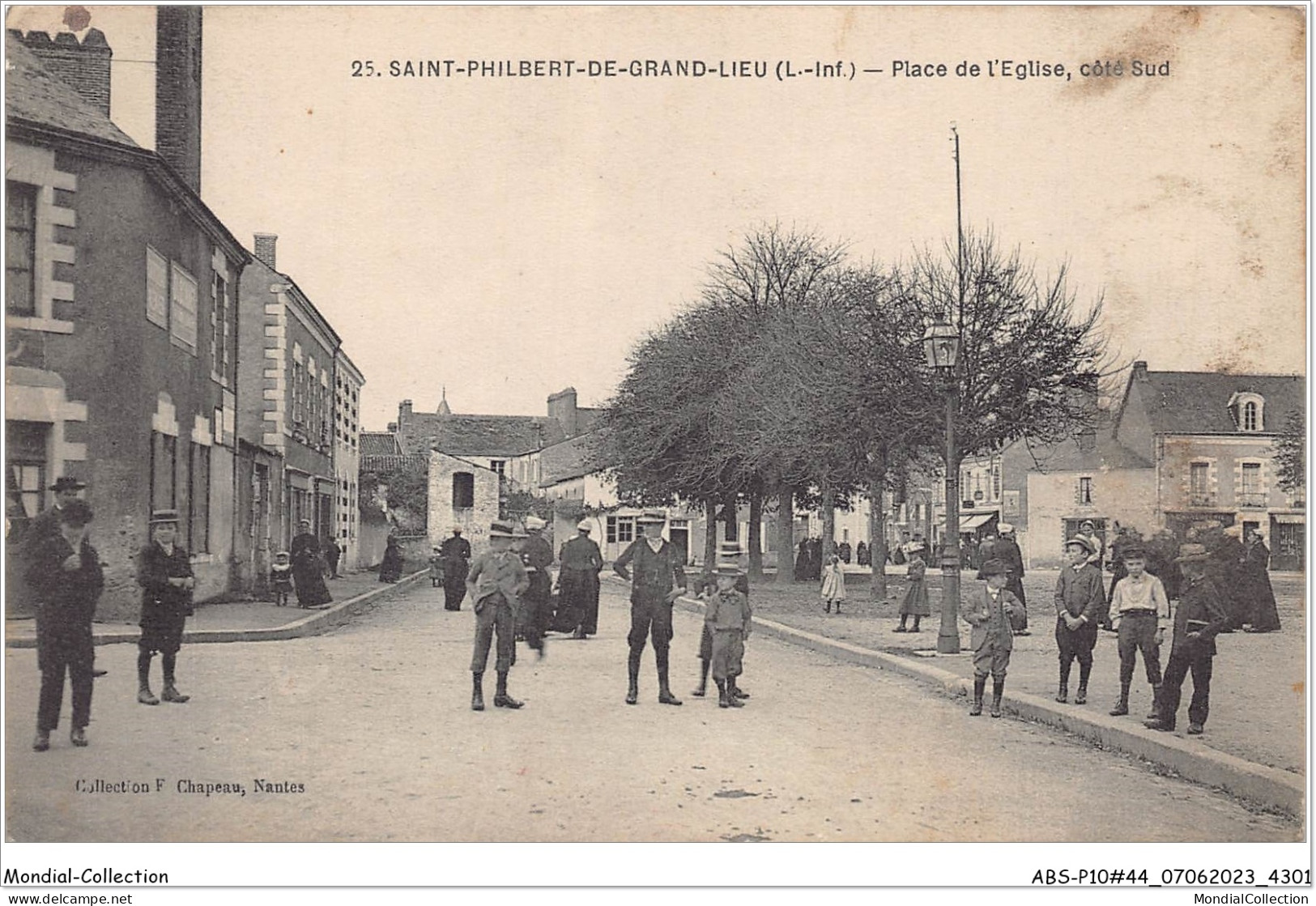 ABSP10-44-0888 - SAINT-PHILIBERT-DE-GRAND-LIEU - Place De L'Eglise -Cote Sud - Saint-Philbert-de-Grand-Lieu