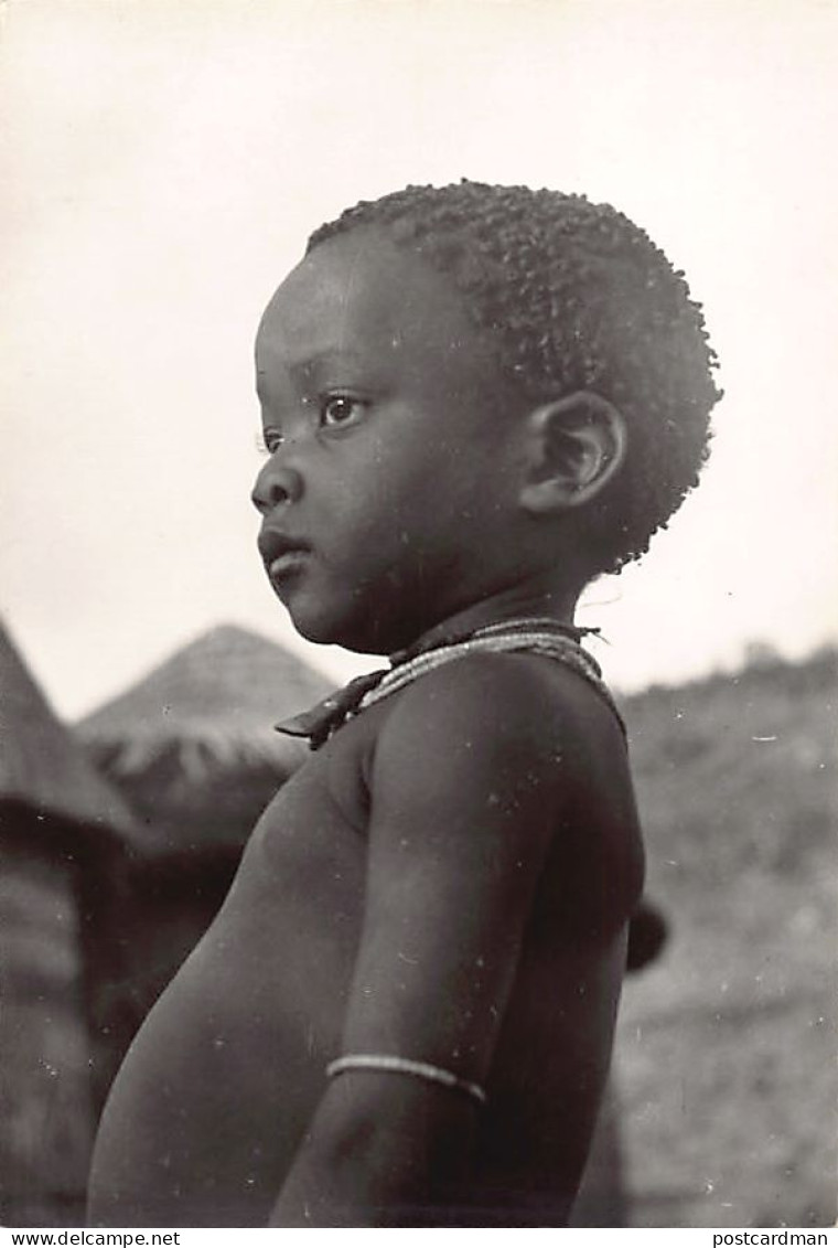 Cameroun - Le Petit Compagnon Du Missionnaire - Enfant Indigène TAILLE DE LA CARTE POSTALE 15 Cm. Par 10 Cm. - POSTCARD  - Cameroun