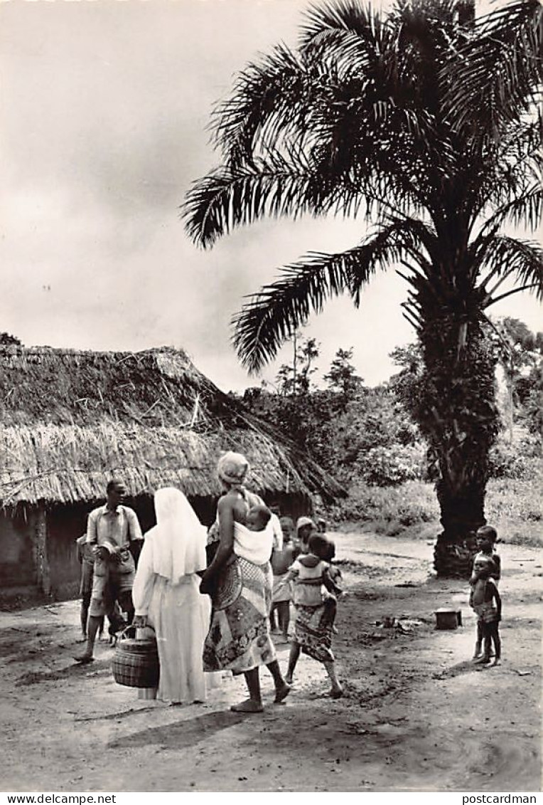 Congo Kinshasa - Mission De MONGBWALU - Visite D'une Soeur Dans Les Villages TAILLE DE LA CARTE POSTALE 15 Cm. Par 10 Cm - Belgian Congo