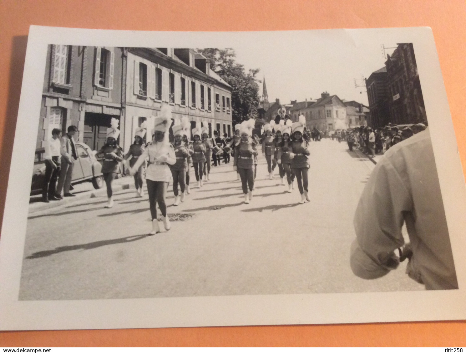 Photo Cavalcade Fanfare Défilé Majorettes Corso Fleuri Fête Saint Clair GOURNAY EN BRAY 76 Seine Maritime Normandie 1967 - Lugares