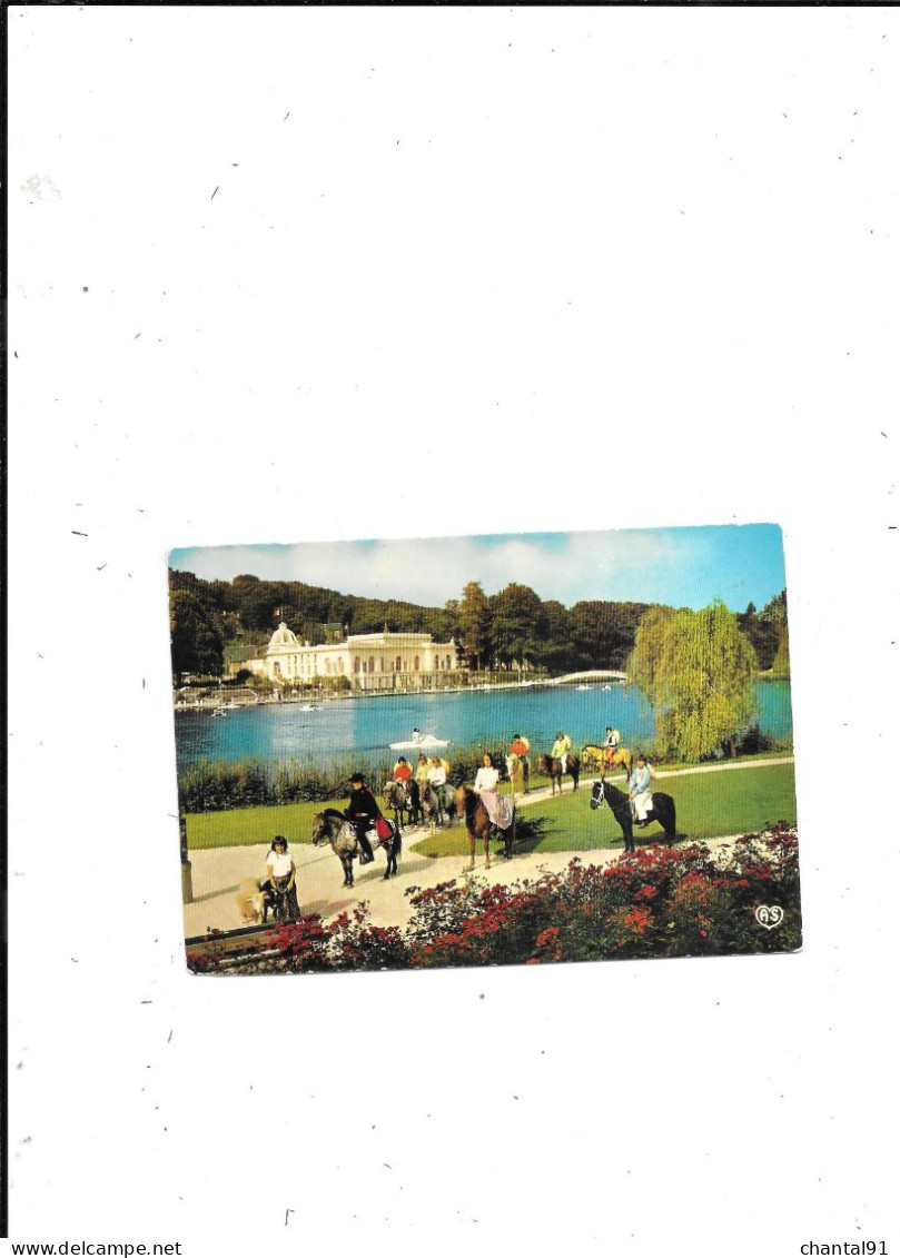 CARTE POSTALE 61 BAGNOLES DE L'ORNE LE CASINO DU LAC ET LES PONEYS - Bagnoles De L'Orne