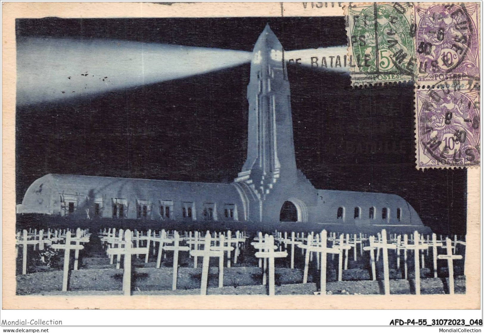 AFDP4-55-0410 - DOUAUMONT LA NUIT - Le Phare De L'ossuaire étandant Sa Lumière Sur Les Tombes Et Sur Le Champ - Douaumont