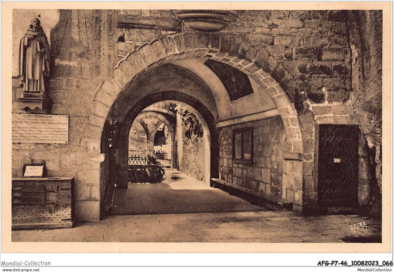 AFGP7-46-0587 - ROCAMADOUR - Le Porche - A Gauche - Le Coffre Au Verrou Légendaire  - Rocamadour