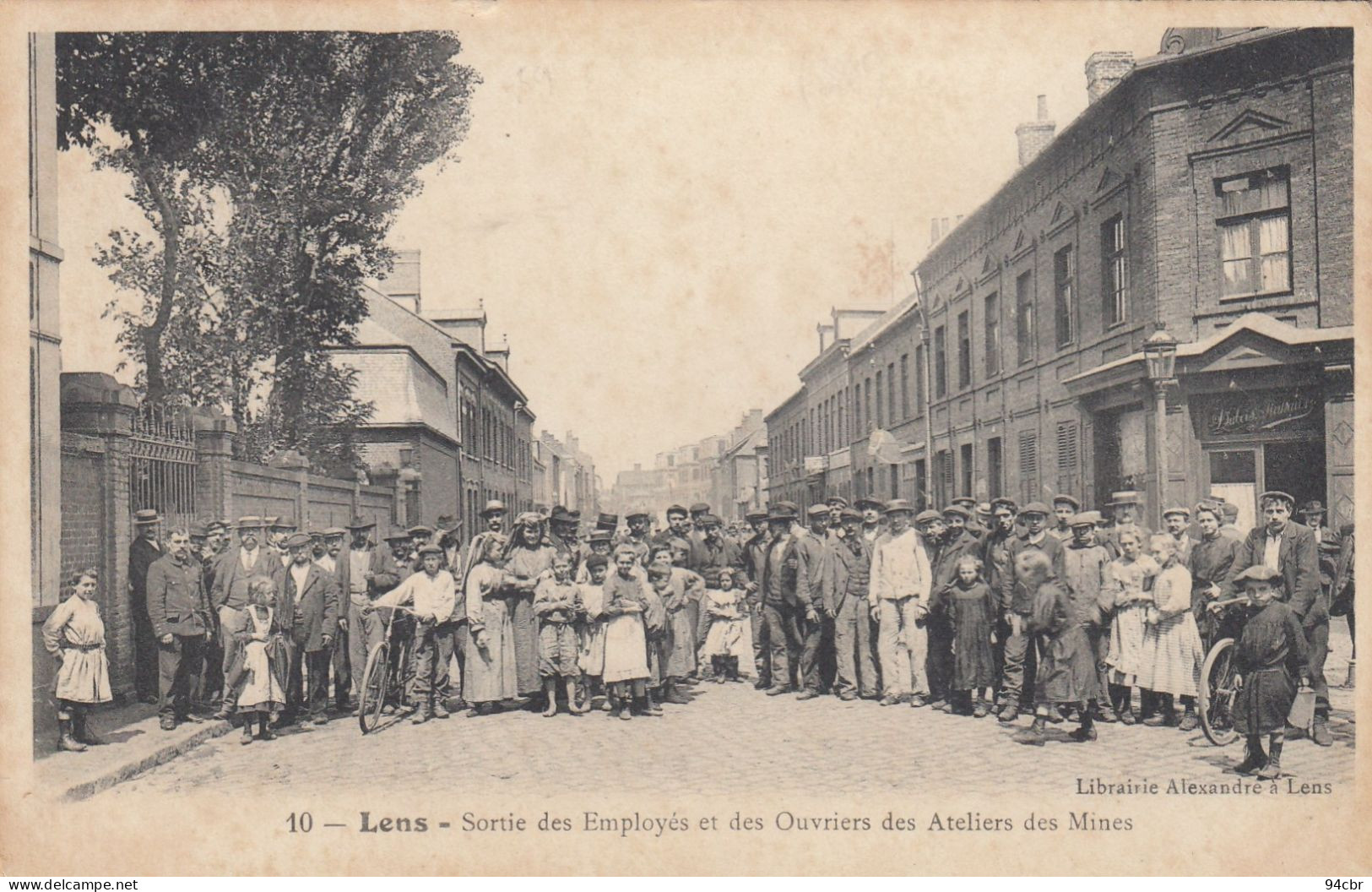 CPA (62) LENS  Sortie Des Employés Et Des Ouvriers Des Ateliers Des Mines - Lens