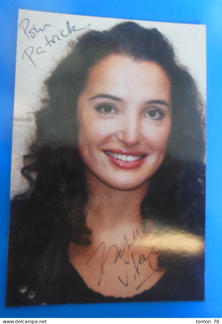 AUTOGRAPHE DE ISABELLE VITARI SUR PHOTO - Acteurs & Comédiens