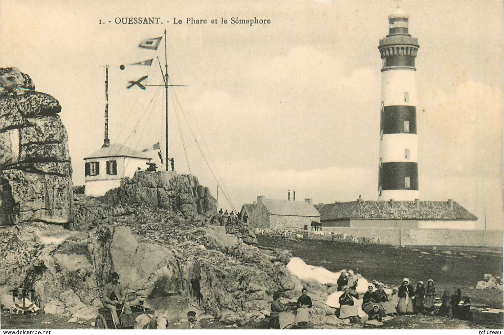 29* OUESSANT  Phare Et  Semaphore       RL40,0464 - Costumes