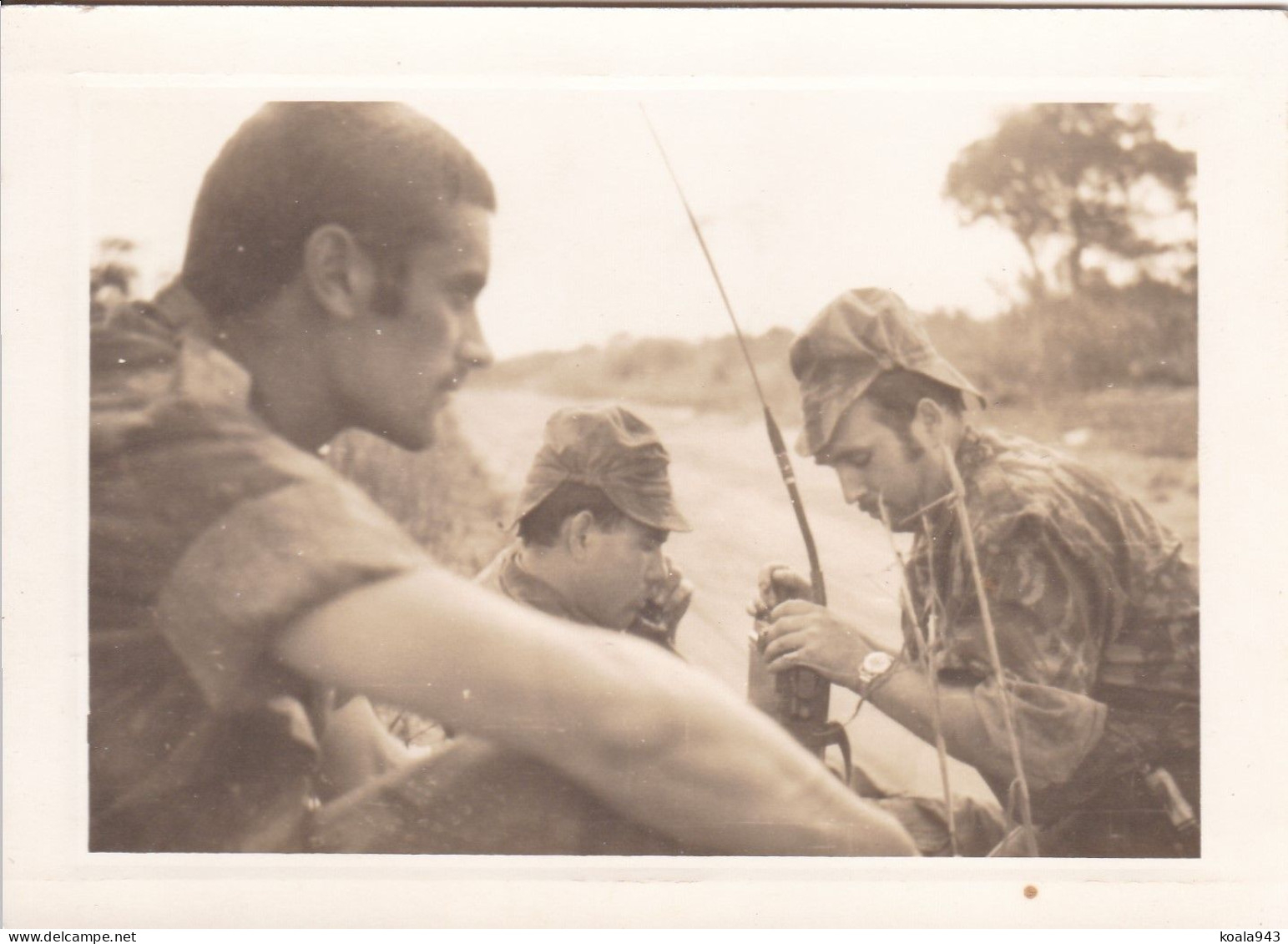 2 Photos Originales Moçambique Années 70 CANON Et Officiers Communications / 8x13 Et 9x12 Cm - PORTUGAL - Guerre, Militaire