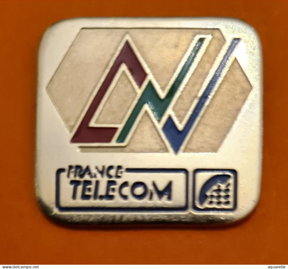 SUPER PIN'S FRANCE TELECOM Avec Symbole Effets Transmission Sur Fond Or  1,8X1,7cm - Telecom Francesi